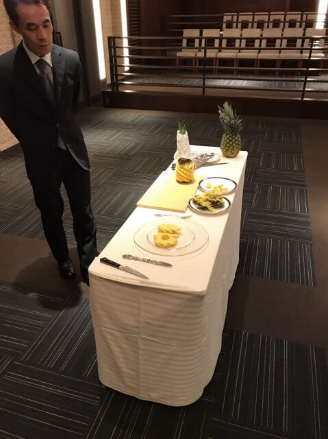 輪切りにして芯をカットした後