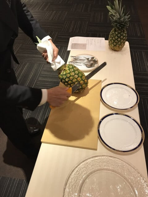 皮をパン切り包丁でカット