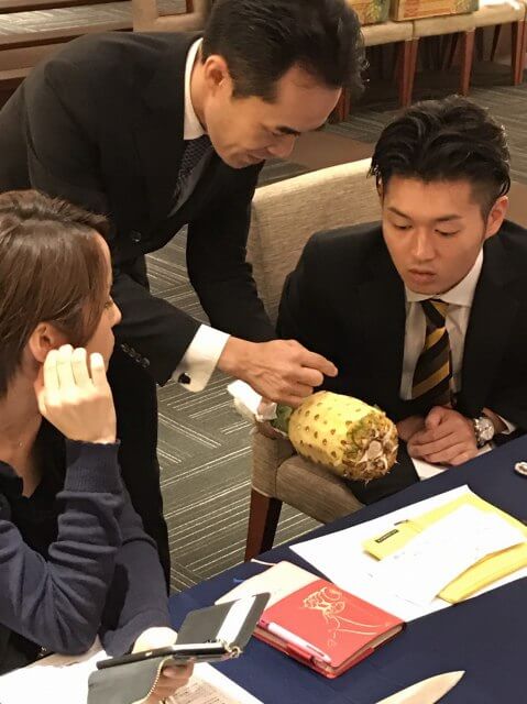 残った葉の芽の並びを確認