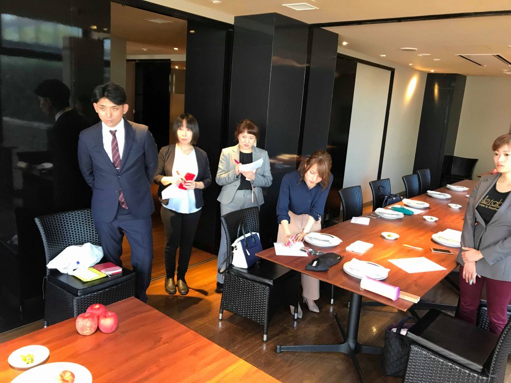 リンゴのデクパージュを真剣に見る会員