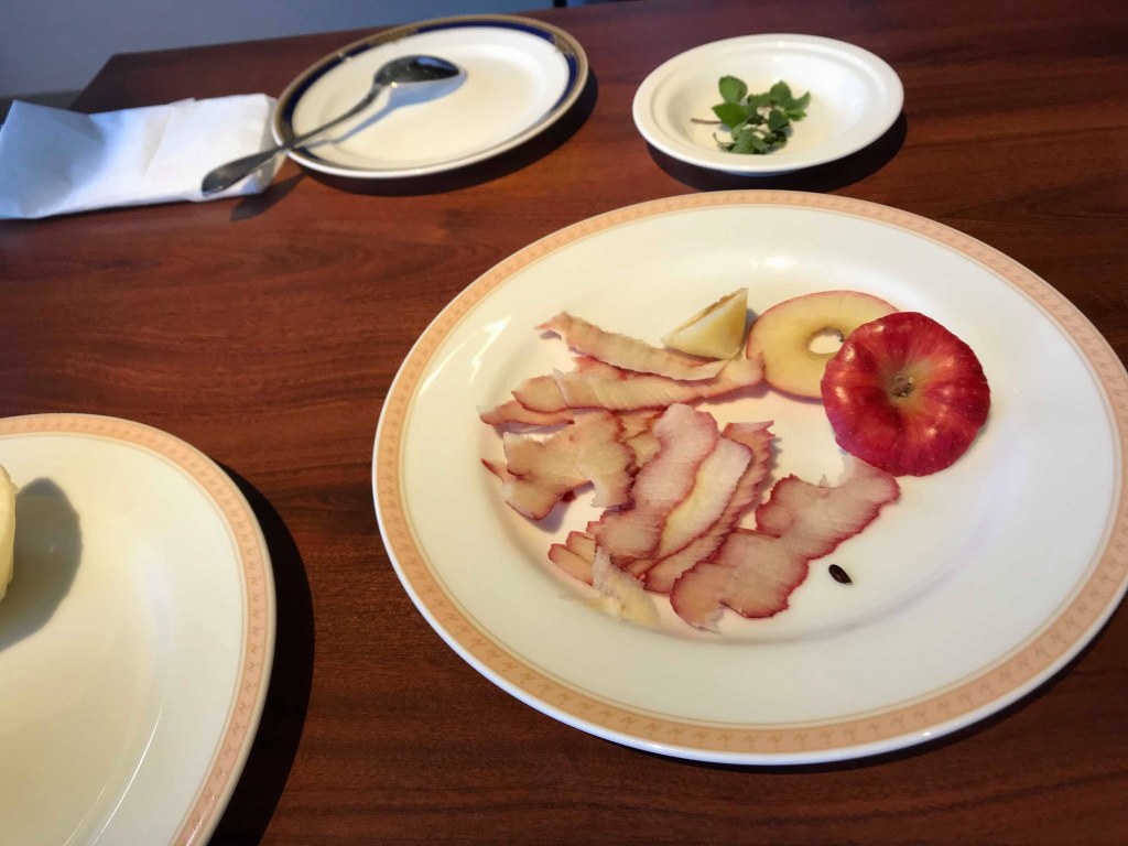 リンゴの皮をカットしたところ